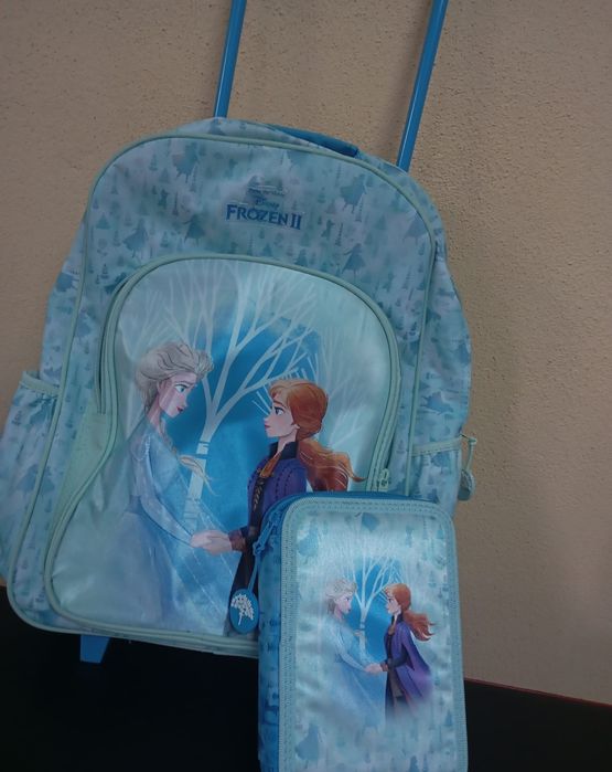Mochila com estojo incluído , novo sem etiquetas, nunca usada.