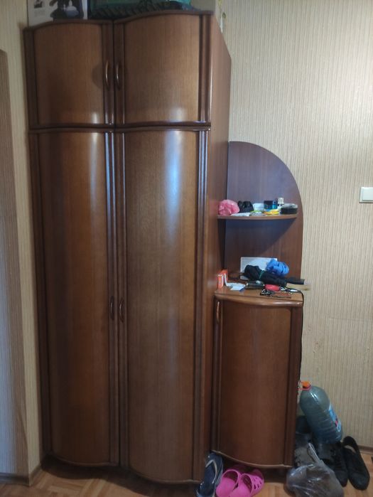 Буфет і шафа.        .