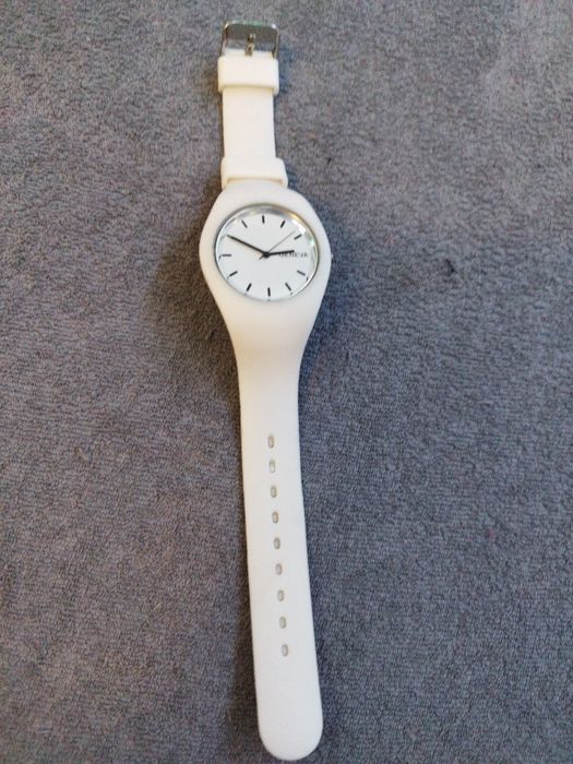 Biały zegarek gumowy