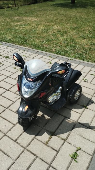 Motorek z ładowarką