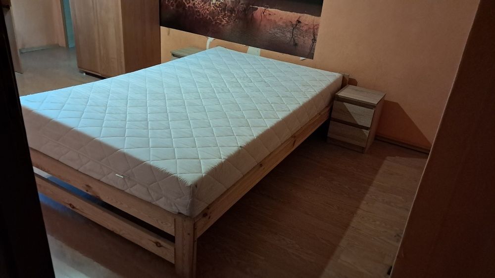 Łóżko materac i szafki nocne