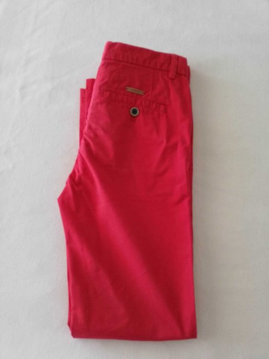 Calça chino vermelha da marca Sacoor, tamanho 10 anos