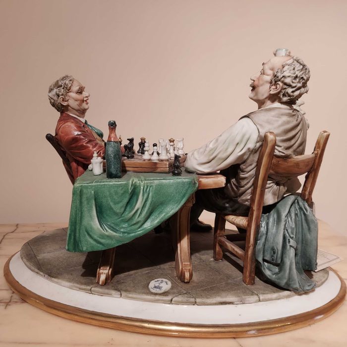 Porcelanowa figura gra w szachy Capodimonte Principe
