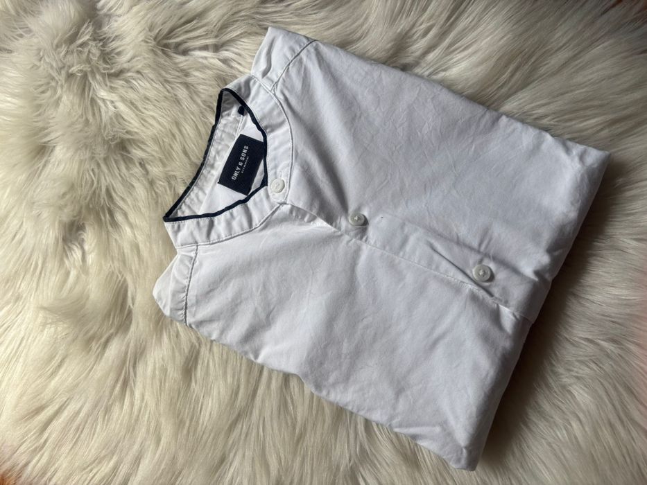 Moda męska - biała koszula ze stójką, granatowa ramówka. ONLY&SONS.
