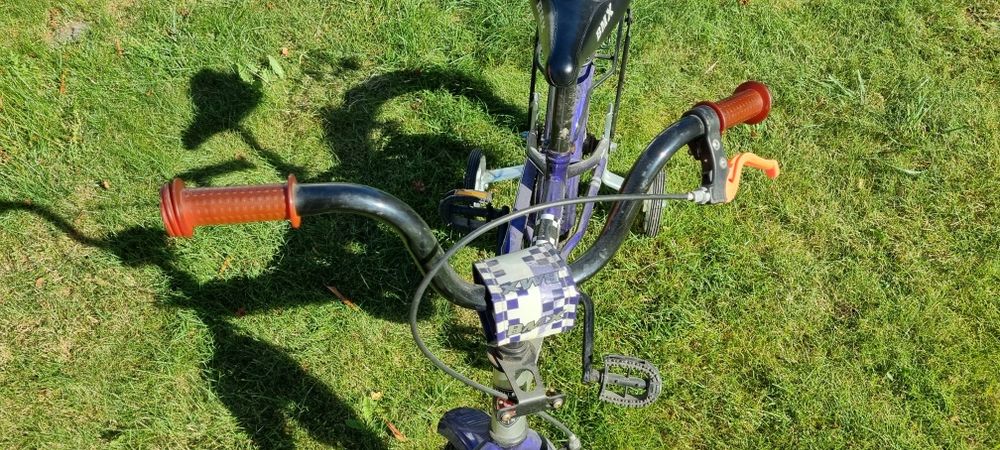 Rower Mexller do nauki jazdy z bocznymi kołkami.