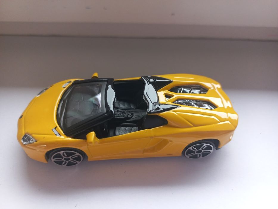 Bburago Lamborghini Aventador LP700-4 Roadster,  skala 1:43