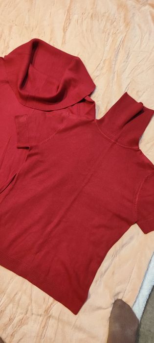 Продам два червоних светрика