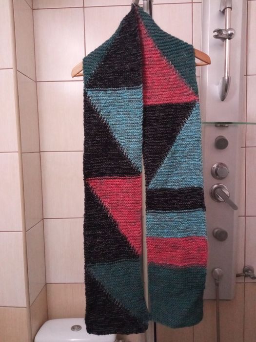 Szalik wielokolorowy robiony ręcznie z domielszką wełny, nie gryzący c