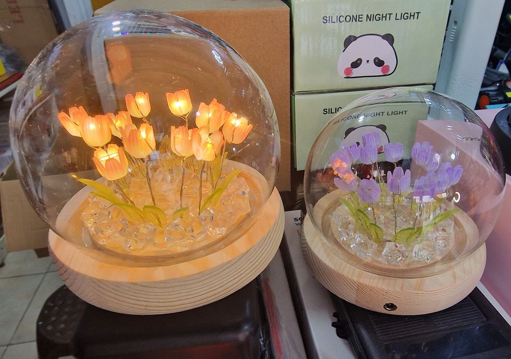 Троянда  в з підсвіткою  ,тюльпани подарунок на 8 березня .