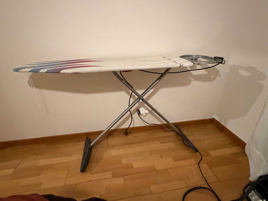 Tábua de engomar Vileda 130x44 cm com tomada