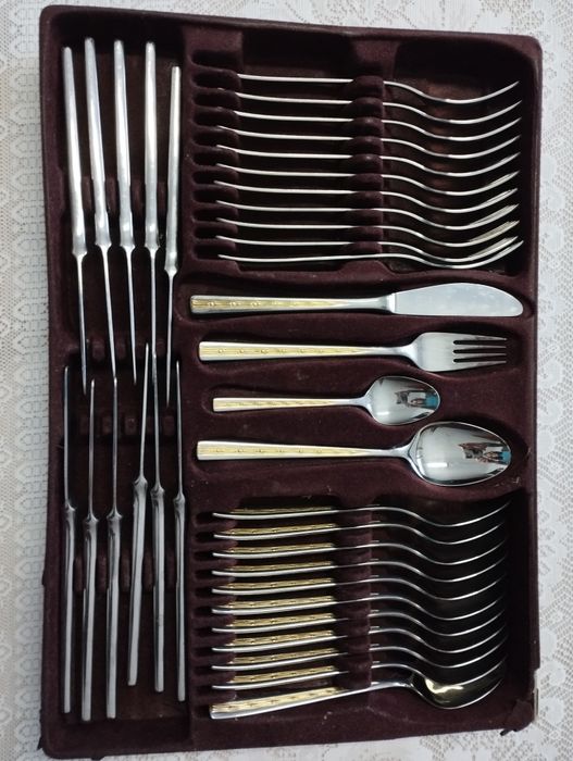 Mala com faqueiro antigo 71 pcs.bsnho ouro