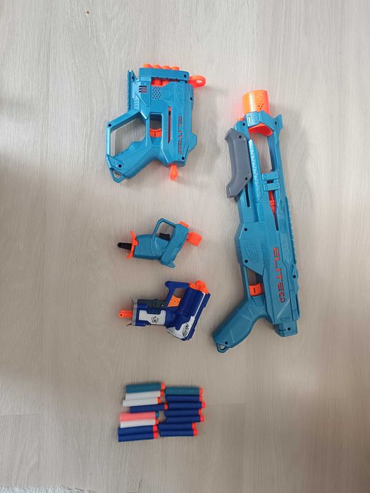 zestaw pistoletów nerf.