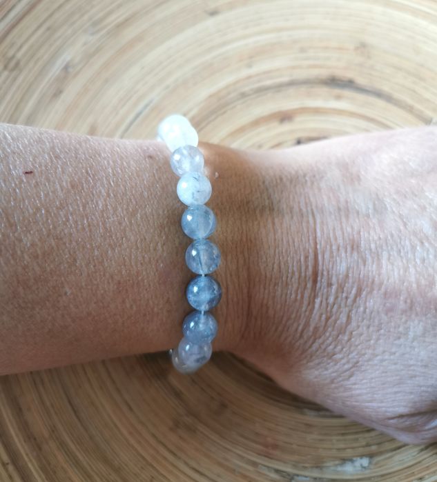 Pulseira de pedras de quartzo cinza