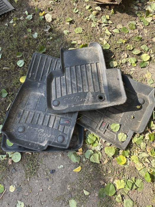 Коврики для Toyota Tundra та Toyota Sequoia.
