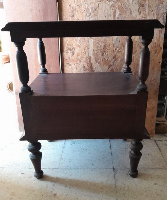Mesinha de cabeceira para restaurar