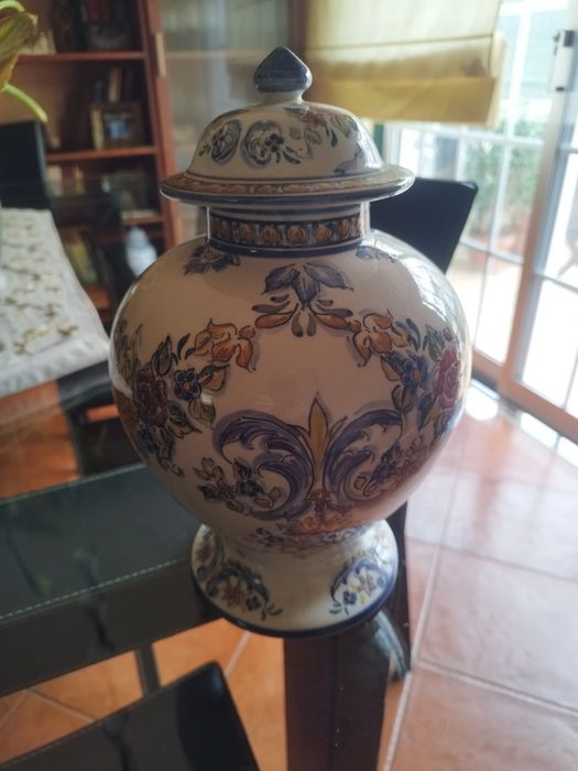 Pote decorativo de cerâmica azul e branca