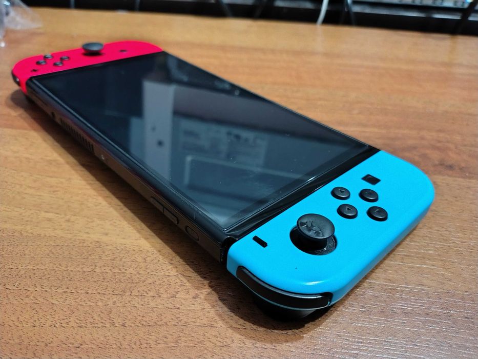 Idealny Nintendo Switch OLED wielokolorowy + szkło