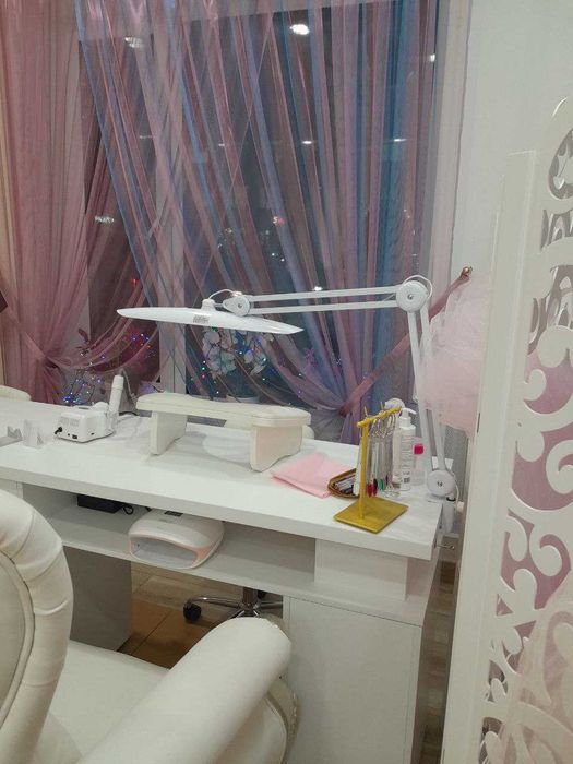 Здам робочі місця в оренду в салоні краси.