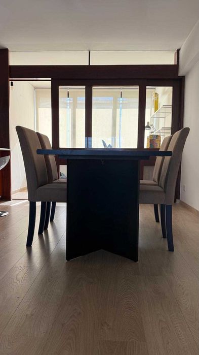 Conjunto de mesa de jantar com 4 cadeiras e oferta de uma mesa de apoio
