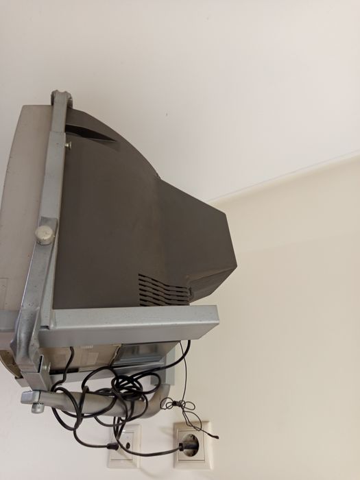 Televisão antiga e suporte