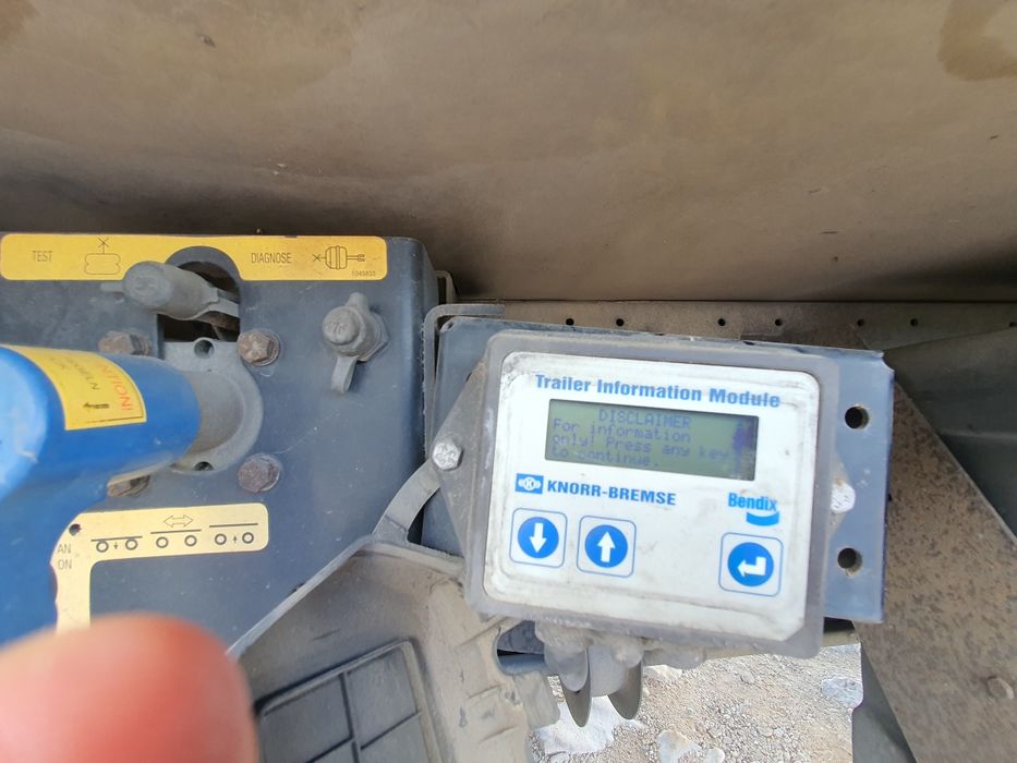 Camião Daf de 2018 com reboque frigorífico.