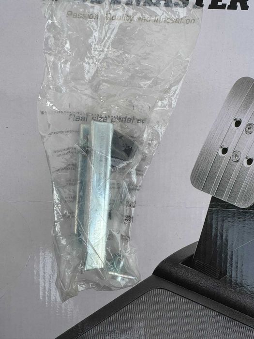 Volante + Base Thrustmaster T300RS-GT com pedais T3PM