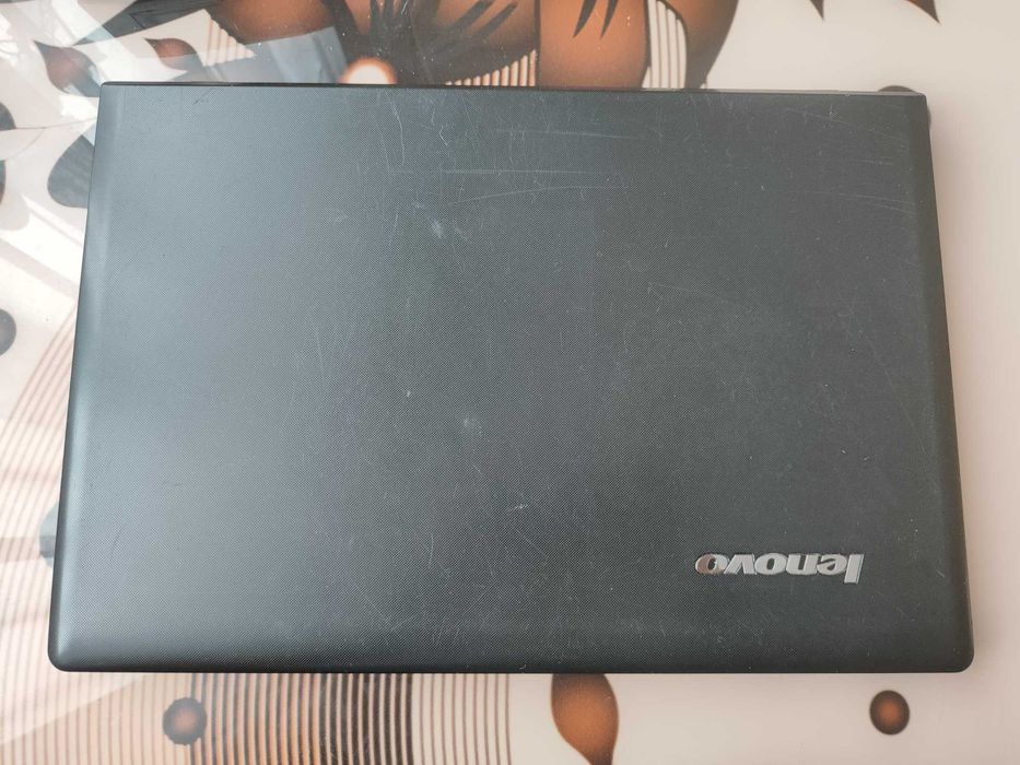 Ноутбук Lenovo 300 4ядра, гарний стан довго тримає батарея