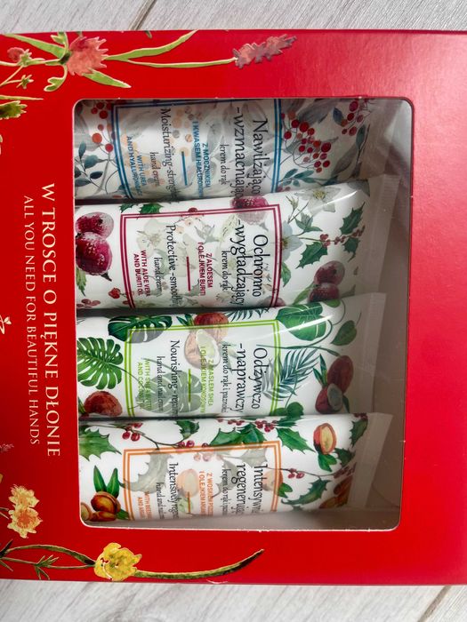 Nowy zestaw 4 kremów do rąk Farmona zapakowany w prezentowe opakowanie