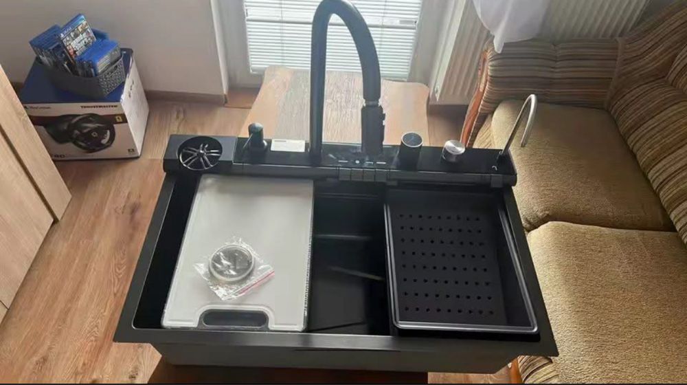 Zlewozmywak kuchenny ze stali nierdzewnej z kranem wodospadowym