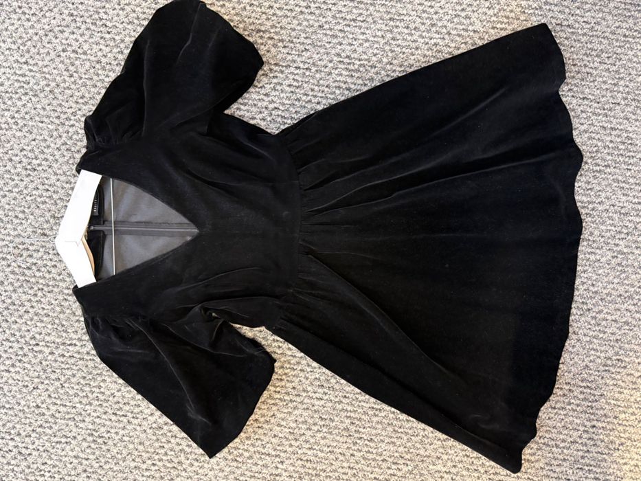 Welurowa czarna sukienka