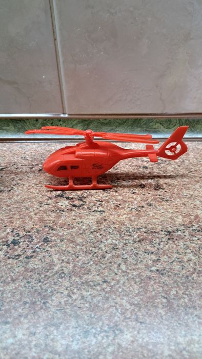 Іграшки цікаві (машинка, бінокль, м'ячик)