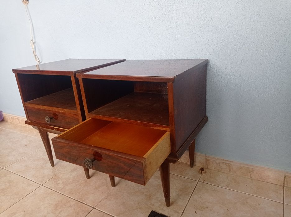 Cama e mesas de cabeçeira em estilo escandinavo de madeira maciça