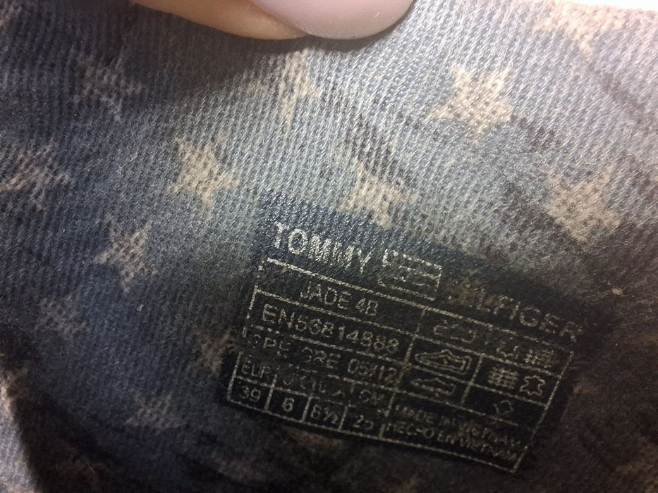 Brązowe zamszowe botki Hilfiger Denim na słupku