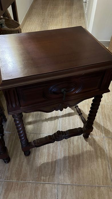 Par de mesas de cabeceira em madeira maciça — 80 €