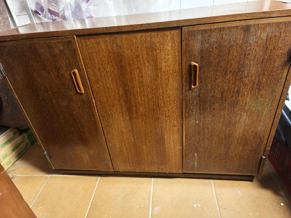 Estante em sucupira brasileira