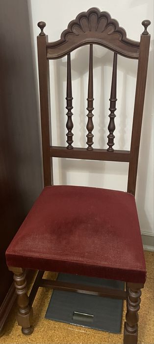 Cama, roupeiro e 2 cadeiras