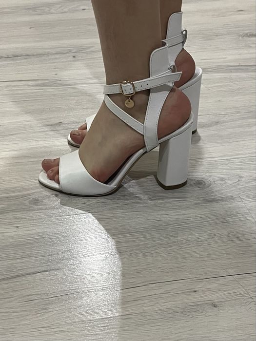 Ніжні,елегантні,босоніжки з натуральної шкіри,з перерлетами, на  нозі