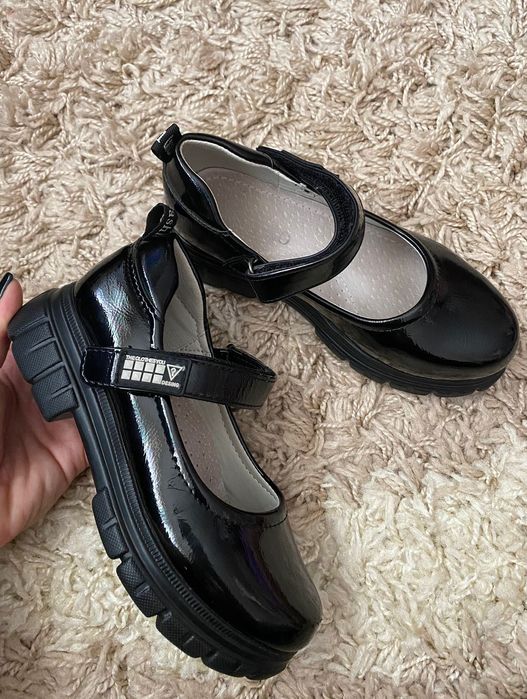 Взуття на дівчинку