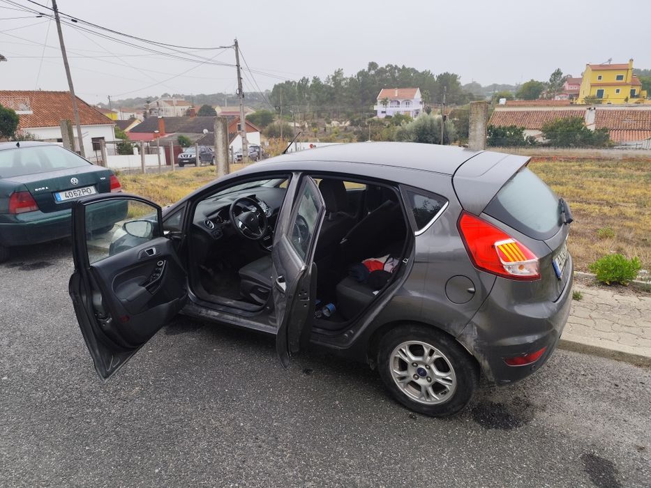 Fiesta 1.5 gasóleo 2015  €7.000