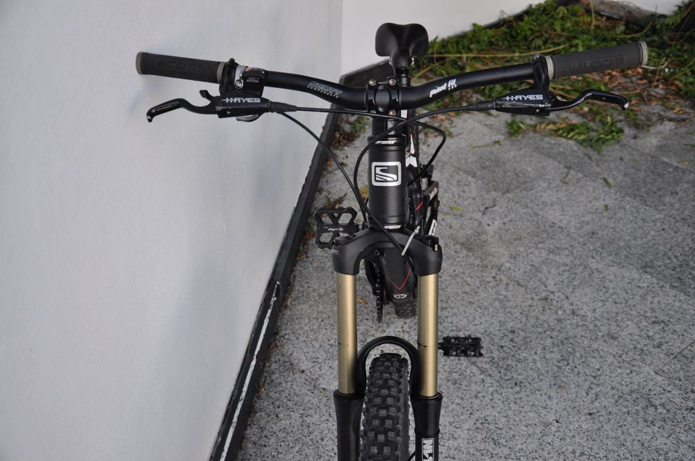 Bicicleta Scott Nitrous 10 e equipamento de downhill