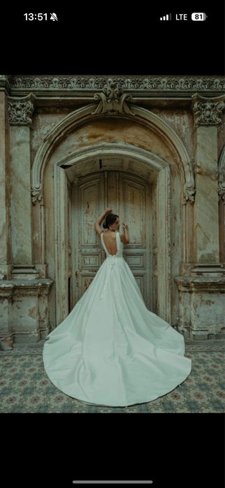 Suknia ślubna Modeca z welonem katedralnym