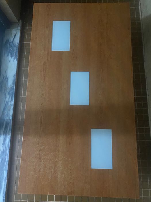 Mesa de centro com prateleiras extensíveis