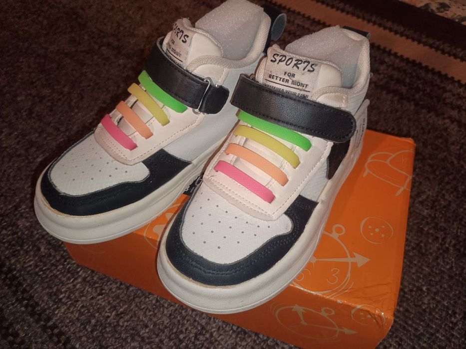 Віддам безкоштовно кросівки.