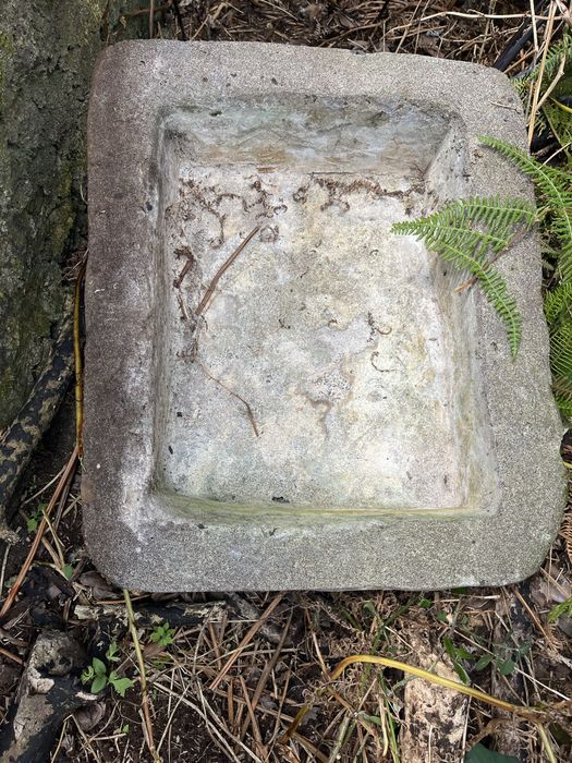 Pia esculpida em pedra de lavoura, basalto.