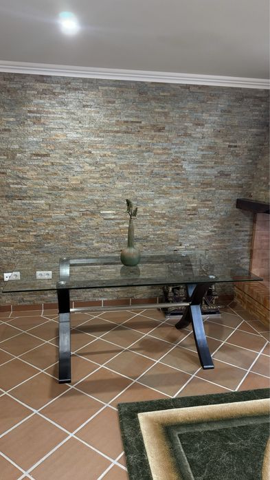 Mesa de jantar sem cadeiras