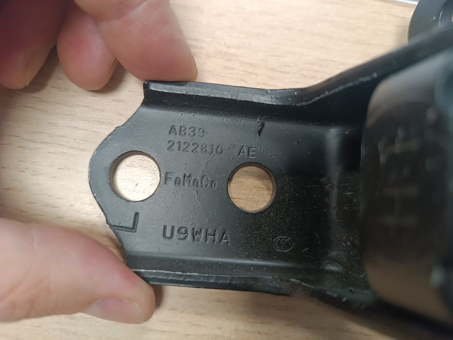 Петли Ford Ranger 2122801  2122810 левая передняя дверь.