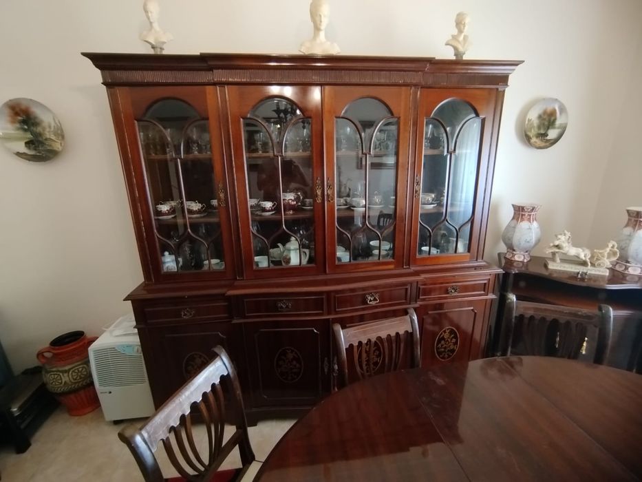 Móvel cristaleira, mesa, 6 cadeiras, tapete, móvel bar, candeeiro