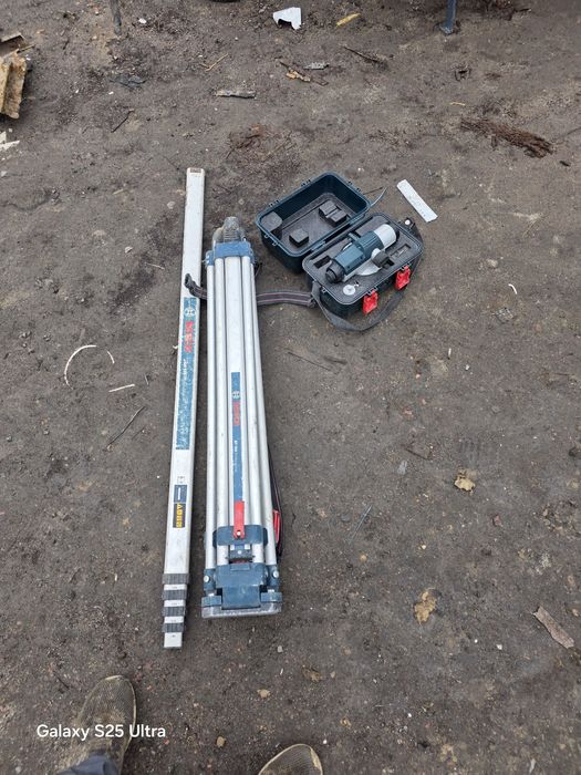 Sprzedam niwelator komplet z stojakiem .