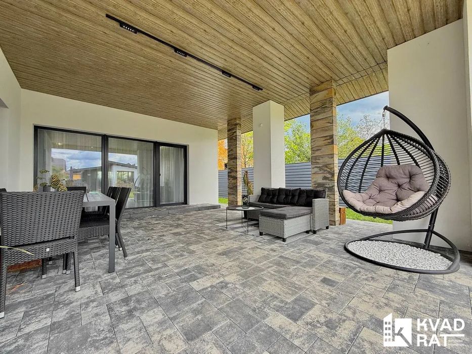 Одноповерховий будинок із якісним ремонтом та басейном