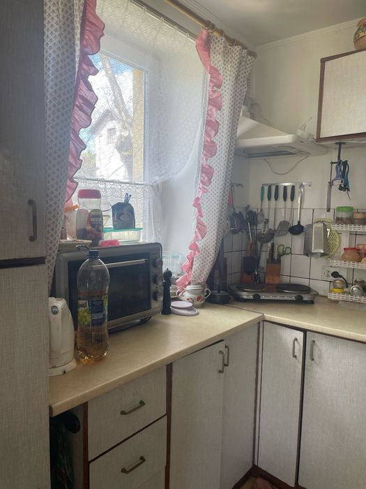 Будиночок коли лісу  та недалеко річка і св.джерело